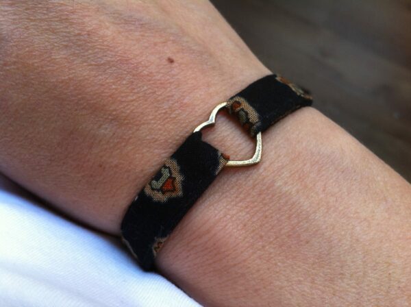 Bracelet tissu liberty noir coeur métal