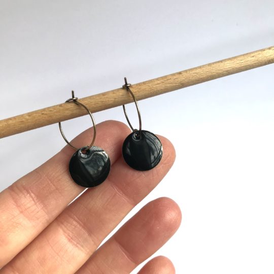 Boucles d'oreilles rondes émail noires