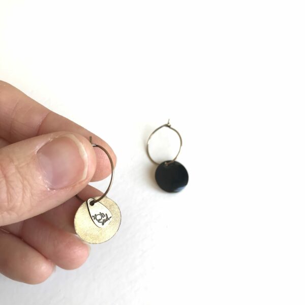 Boucles d'oreilles rondes émail noires fabriquées en France
