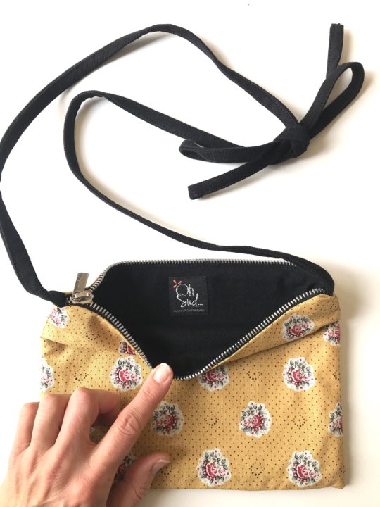 Pochette femme fleuri jaune