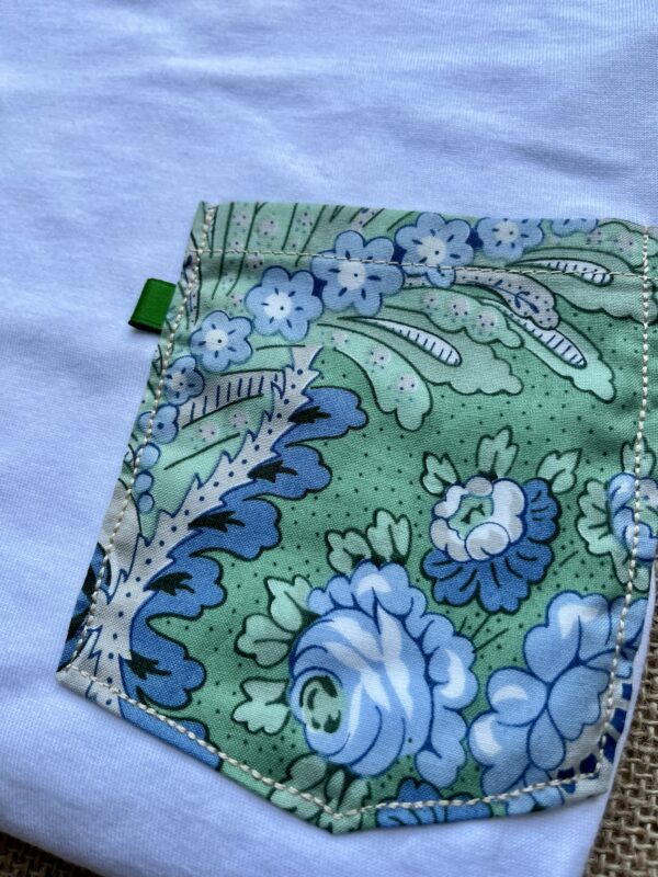 T-shirt blanc poche tissu provençal bleu vert César – Image 6