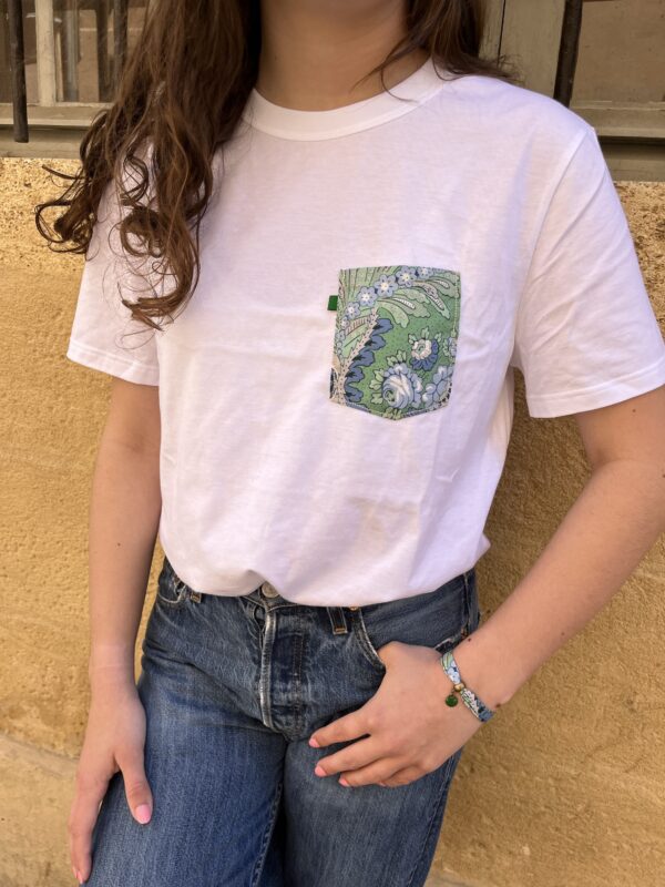 T-shirt blanc poche tissu provençal bleu vert César – Image 4