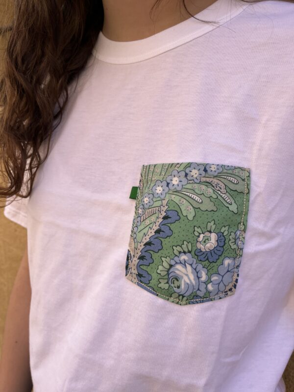 T-shirt blanc poche tissu provençal bleu vert César – Image 3