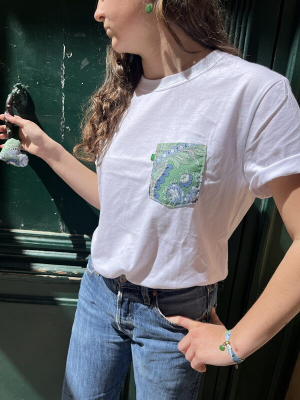 T-shirt blanc poche tissu provençal bleu vert César – Image 2