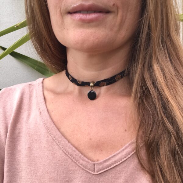 collier provencal noir ras de cou